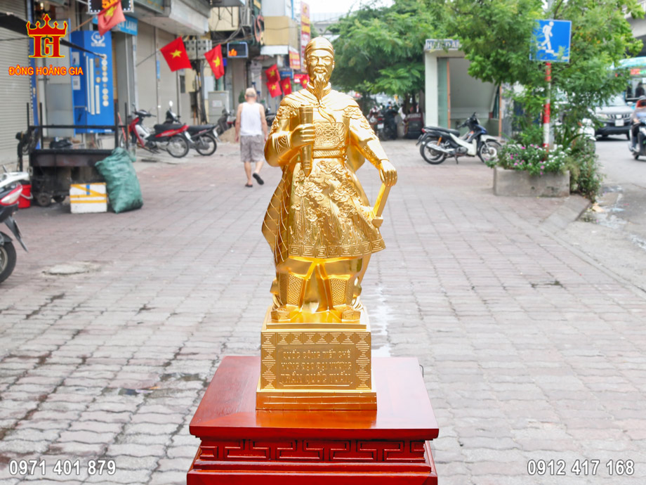 Pho tượng Trần Hưng Đạo được đúc hoàn toàn thủ công truyền thống